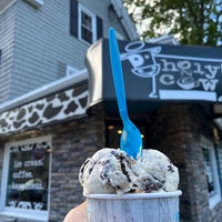 Foto diambil di Holy Cow Ice Cream Café oleh Joe M. pada 6/14/2022