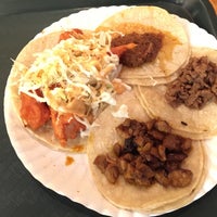 Foto scattata a Los Tacos De Huicho da Ann il 12/29/2014