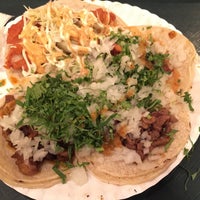 รูปภาพถ่ายที่ Los Tacos De Huicho โดย Ann เมื่อ 12/29/2014