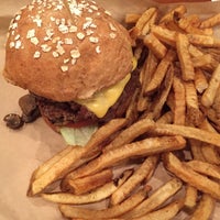 Photo taken at MOOYAH Burgers, Fries &amp;amp; Shakes by Kyra on 4/16/2015