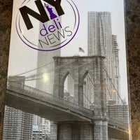 รูปภาพถ่ายที่ New York Deli News โดย Eric T. เมื่อ 5/14/2022