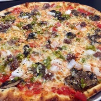 3/10/2016 tarihinde Patrick P.ziyaretçi tarafından Salvation Pizza'de çekilen fotoğraf