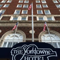 Foto tirada no(a) The Yorktowne Hotel por Geoff S. em 9/8/2014