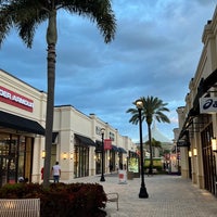 Foto tirada no(a) Palm Beach Outlets por Tom 😎 C. em 2/27/2022