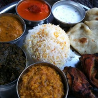6/17/2012 tarihinde Crystal B.ziyaretçi tarafından Bombay Clay Oven'de çekilen fotoğraf