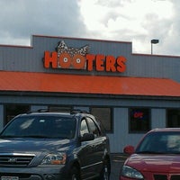 รูปภาพถ่ายที่ Hooters โดย Jeanine H. เมื่อ 6/22/2012