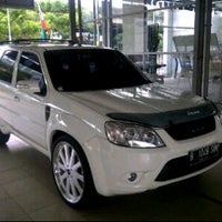 Photo taken at PT. Selaras Nusa Abadi Authorized Ford Dealer Jaksel by Mario R. on 12/10/2011