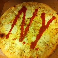 รูปภาพถ่ายที่ Liberatos Pizza โดย Telly L. เมื่อ 9/21/2011