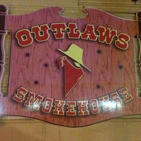 Foto scattata a Outlaws BBQ da Mike C. il 11/7/2011