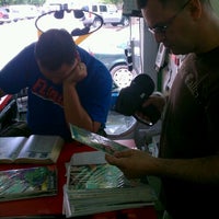 รูปภาพถ่ายที่ Comics Cubed โดย Nich เมื่อ 5/8/2012