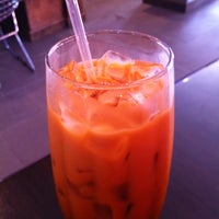 8/31/2011 tarihinde thecoffeebeanersziyaretçi tarafından Udom Thai Restaurant &amp; Bar'de çekilen fotoğraf