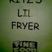 Foto tomada en Ritz&amp;#39;s Lil&amp;#39; Fryer  por James F. el 11/20/2011