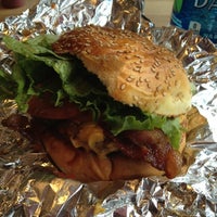 รูปภาพถ่ายที่ F. Ottomanelli Burgers and Belgian Fries โดย Kathy P. เมื่อ 3/29/2012