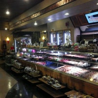 Foto diambil di Eddie&amp;#39;s Bakery Cafe oleh David J. F. pada 12/22/2011