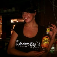 Foto tomada en Sporty&amp;#39;s Pub and Grill  por Matt W. el 7/12/2011