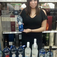 5/4/2012 tarihinde Becky R.ziyaretçi tarafından Kenwood Liquors'de çekilen fotoğraf