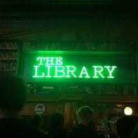 รูปภาพถ่ายที่ The Library Bar โดย Lisa S. เมื่อ 10/3/2011