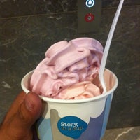 Foto tirada no(a) Story In A Cup - Premium Self Serve Frozen Yoghurt por Ritchie P. em 5/24/2012