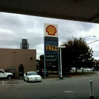 รูปภาพถ่ายที่ Shell โดย Jonathan G. เมื่อ 10/10/2011