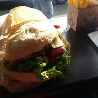 6/26/2012 tarihinde Neil H.ziyaretçi tarafından Murder Burger'de çekilen fotoğraf