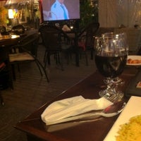 Photo prise au Ninara Lounge Restaurant &amp; Cafe par Scooby S. le8/29/2011
