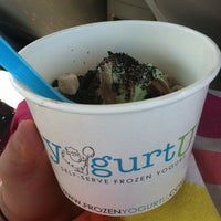 รูปภาพถ่ายที่ YogurtU โดย Kristen เมื่อ 4/30/2012