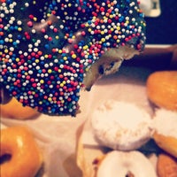 Foto tomada en Ken&amp;#39;s Donuts  por Jared T. el 11/14/2011