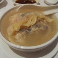 Photo taken at East Ocean Teochew Restaurant 東海潮洲酒家 by Andrew K. on 2/27/2012