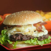 Foto tirada no(a) Willy&amp;#39;s Authentic Burger por Raphael Bernardo O. em 12/30/2011