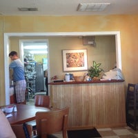 6/28/2012 tarihinde Cari E.ziyaretçi tarafından Mickey&#39;s Lakeside Cafe'de çekilen fotoğraf