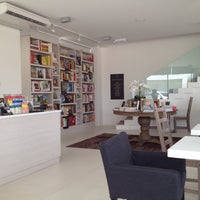 Foto tomada en Words BookstoreCafe  por Yasmin A. el 4/26/2012