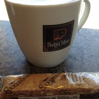 Foto tomada en Peet&amp;#39;s Coffee &amp;amp; Tea  por Sheila V. el 4/27/2012