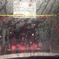 7/18/2012 tarihinde Johnny B.ziyaretçi tarafından Squeaky Clean Car Wash'de çekilen fotoğraf