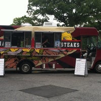 Foto tomada en Champion Cheesesteaks Food Truck  por Pete K. el 4/16/2012