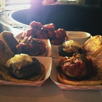 4/6/2012 tarihinde Mikey B.ziyaretçi tarafından 5 Napkin Burger'de çekilen fotoğraf