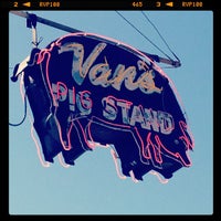 4/21/2012 tarihinde Rebecca P.ziyaretçi tarafından Van&amp;#39;s Pig Stand - Highland Street'de çekilen fotoğraf