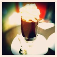 Foto tirada no(a) Moenda Café e Chocolateria por Mell C. em 7/21/2012