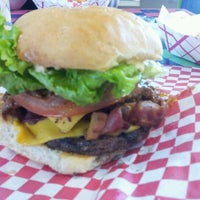 รูปภาพถ่ายที่ Da Burger Shack โดย Brian D. เมื่อ 3/3/2012