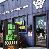 6/20/2012 tarihinde Body J.ziyaretçi tarafından Tulsa Body Jewelery'de çekilen fotoğraf