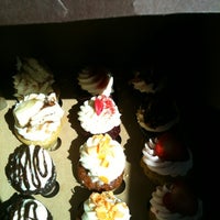 4/8/2012にVanessa R.がIndulgence Cupcakeryで撮った写真