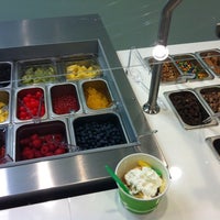 รูปภาพถ่ายที่ Berry Berry Frozen Yogurt โดย Thomas R. เมื่อ 9/3/2012