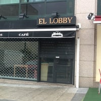 รูปภาพถ่ายที่ El Lobby โดย Monica O. เมื่อ 5/1/2012