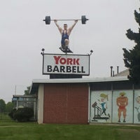 Снимок сделан в York Barbell Retail Outlet Store &amp;amp; Weightlifting Hall of Fame пользователем Michael W. 5/2/2012