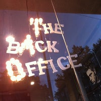 รูปภาพถ่ายที่ The Back Office โดย Helen V. เมื่อ 5/5/2012