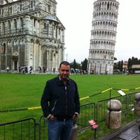 Foto tomada en Pisa, Holding Up the Leaning Tower  por Özhan G. el 10/27/2012