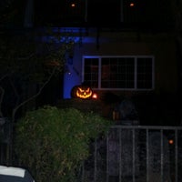 รูปภาพถ่ายที่ The House At Haunted Hill โดย Ashlee E. เมื่อ 10/29/2012