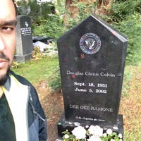 Photo taken at Dee Dee Ramone&amp;#39;s Grave by Manu G. on 5/10/2013
