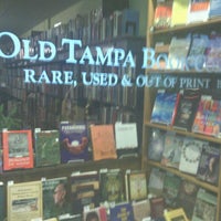 รูปภาพถ่ายที่ Old Tampa Book Company โดย Carey W. เมื่อ 4/15/2013