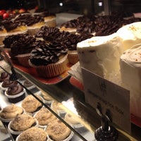 Review Lark Cake Shop