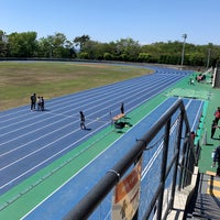 Photo taken at 大蔵運動公園 陸上競技場 by ししどプロ on 4/10/2021